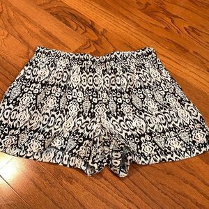 I.N. San Francisco Medium shorts with front pockets and elastic waist